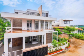 Sierra Skies by StayVista - A mountain-view villa featuring a rooftop swimming pool, Jacuzzi, Turf, and A gym for an elevated stay